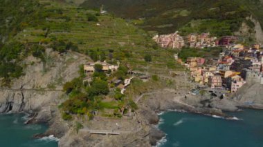 Liguria, İtalya 'nın ünlü simgesi Cinque Terre' deki Manarola hava manzarası. Avrupa 'da seyahat hedefi