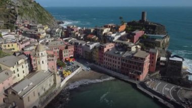 Yazın Cinque Terre 'de Vernazza hava manzarası, Liguria, İtalya' da ünlü bir simgedir. Avrupa 'da seyahat hedefi.