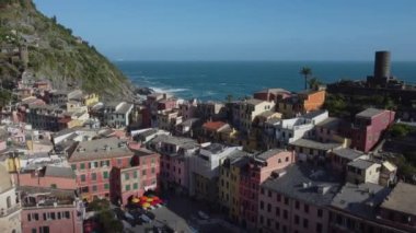 Yazın Cinque Terre 'de Vernazza hava manzarası, Liguria, İtalya' da ünlü bir simgedir. Avrupa 'da seyahat hedefi.