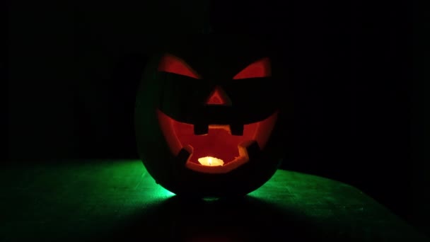 Halloween Lanterne Citrouille Effrayant Dans Noir Feu Vert Arrière Plan — Video