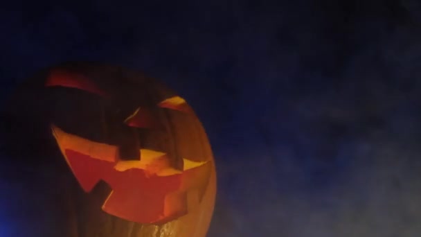 Halloween Pompoen Blauwe Rook Eng Griezelig Symbool Donkere Atmosfeer Mist — Stockvideo
