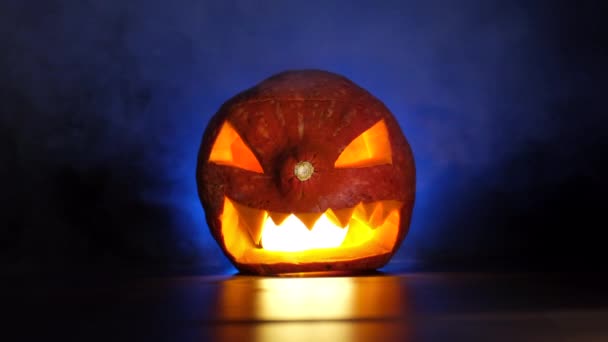 Halloween Dyniowy Niebieski Dym Straszny Symbol Ciemnej Atmosferze Mgle Świecące Filmiki Stockowe bez tantiem