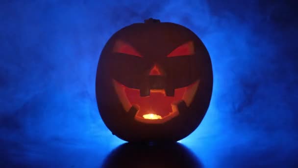 Humo Azul Calabaza Halloween Espeluznante Símbolo Miedo Atmósfera Oscura Niebla — Vídeos de Stock