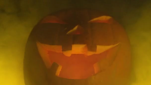 Halloween Skrämmande Pumpa Flinande Leende Ansikte Mörkgul Dimma Bakgrund — Stockvideo
