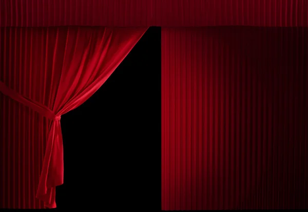 Teatr courtain aksamit czerwony, pół otwarty, jeszcze pół — Zdjęcie stockowe
