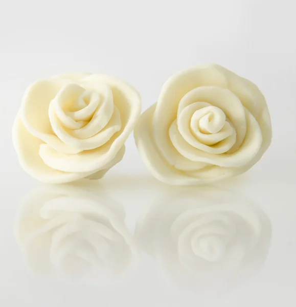 Roses blanches en plasticine Image En Vente