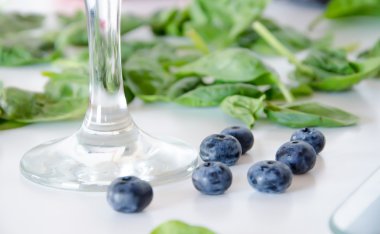 Bir kokteyl için hazır mavi çilek