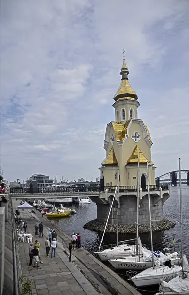 Igreja de Kiev aterro — Fotografia de Stock