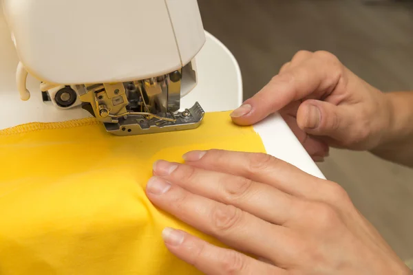 Sewing on the sewing machine — Stock Photo, Image