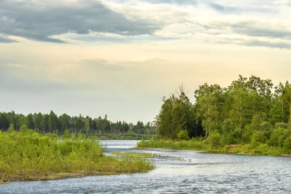 Paesaggio sul fiume Kitoy . — Foto Stock