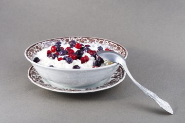 Yabani çilek lor ve ekşi krema ile.