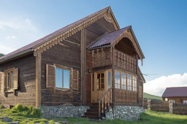 Casa de madeira moderna com elementos decorativos — Fotografia de Stock