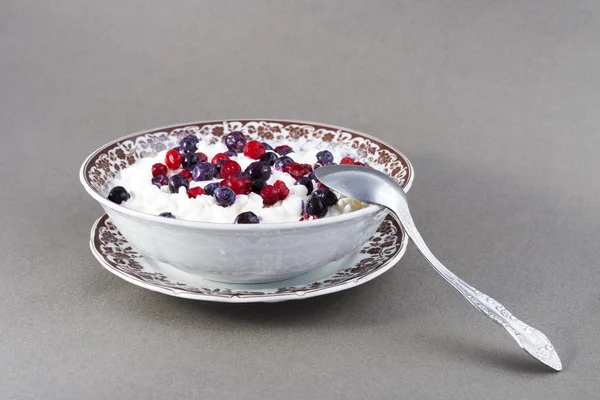 Yabani çilek lor ve ekşi krema ile.