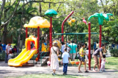 Arka plan için bulanık oyun parkı, açık alanda çocuk parkı, park bulanık imajı için oyun alanı