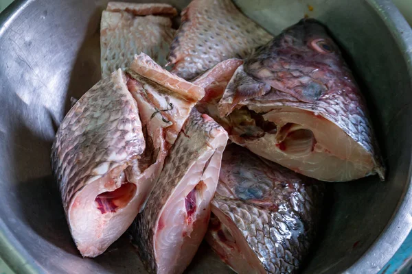 調理用のティラピア魚の切り身 魚の切り身又はスライス片 魚の肉を調理されていない — ストック写真