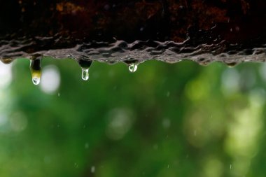 Su sızıntısı borularda paslanma, eski metal ve sızıntı suyu damlaları, su atıkları