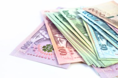 para banknotu beyaz arka plan Thai baht, tasarruf para ve finans iş konsepti, kopyalama alanı