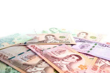 Banner geçmişi, tasarruf parası ve finansal iş konsepti için beyaz üzerine Thai baht banknotu, kopyalama alanı