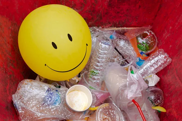 Μπαλόνια Σύμβολα Χαμόγελου Πλαστικά Σκουπίδια Κίτρινα Μπαλόνια Κάδο Απορριμμάτων Πλαστικά — Φωτογραφία Αρχείου