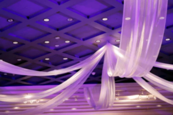 Θολή Κρέμονται Κουρτίνες Μωβ Χρώμα Στην Αίθουσα Του Γάμου Διακοσμητικές — Φωτογραφία Αρχείου