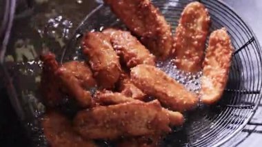 Sıcak yağda kızartılmış Tayland muzları ve susam tohumları. Kızarmış muz, Asya 'nın geleneksel bir aperatifi.