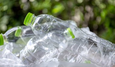 Plastik atık, çöp poşetindeki temiz şişeler, plastik atık sorununu yansıtıyor, geri dönüşüm, atık ayrımı, çevresel etkisi, plastik geri dönüşümü temsil ediyor