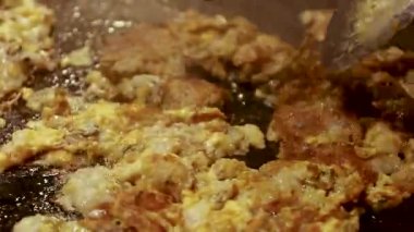 Sıcak tavada kızartılmış Tayland usulü istiridye omleti. Lezzetli sokak yemekleri. Altın dokusunu ve sıcak yemek pişirme atmosferini gösteriyor.