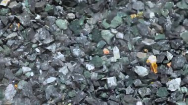 Çimento karıştırma, kaya ve taş yığınları için inşaat işlerinde malzeme hazırlıklarını gösteren su taşları.