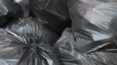 Atık, siyah çöp torbası yığını, plastik atık sorunu ve çevre kirliliği, plastik atık, geri dönüşüm ve atık yönetimi kavramına uygun