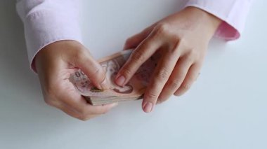 Para, Cash, Hand düzenli olarak düzenlenmiş Tayland baht banknotlarına yerleştirildi, zenginliği, büyük parayı, işi ve finansal başarıyı temsil ediyor.