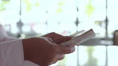 Para, Nakit, El Sayma Tayland baht banknotları, yakın plan, finans, zenginlik, gelir, tasarruf ve günlük harcamaları sembolize eder