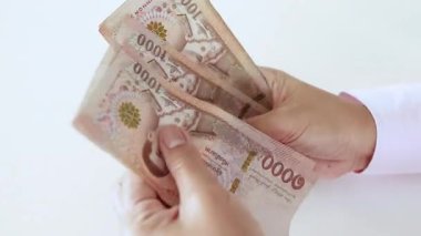 Para, Nakit, El Sayma Tayland baht banknotları, yakın plan, finans, zenginlik, gelir, tasarruf ve günlük harcamaları sembolize eder