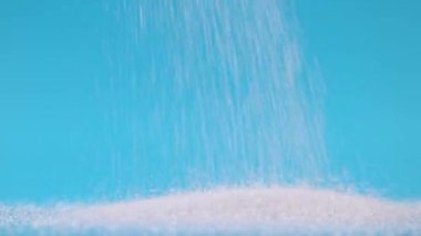 Şeker, yığın üzerine dökülen beyaz granüllü şeker aşırı şeker tüketimini, şeker hastalığını ve sağlık risklerini, sağlık farkındalığını, şekerli gıdalar için granüllü şekeri ve tatlı malzemesini sembolize eder.