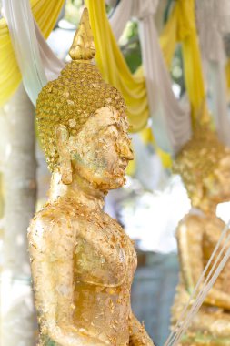 Tayland tapınağındaki altın Buda heykeli, inancı, barışı ve Tayland Budist kültürünü simgeliyor.