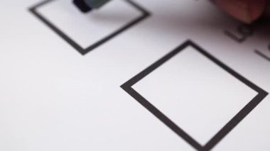 Onay, onay, başarı ve tamamlamayı simgeleyen kağıda işaretleme işareti çizildi