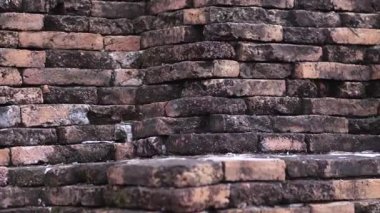 Kaba dokusu, çatlakları, antika kahverengi tuğla duvarı ve doğal yıpranmış tonlarıyla eski bir tuğla duvar. Arkaplan, tasarım elementleri veya klasik atmosfer görüntüleri için ideal