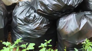 Atık, siyah çöp torbası yığını, plastik atık sorunu ve çevre kirliliği, plastik atık, geri dönüşüm ve atık yönetimi kavramına uygun