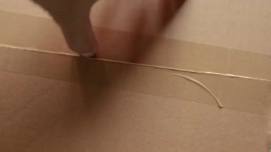 Paketi aç, içi boş, boş karton kutu, yeni kutuları açma kavramı, nakliye, çevrimiçi alışveriş, dağıtım, ambalaj veya paket açma kavramı.