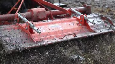 Traktör çamurlu pirinç tarlası, çeltik çamuru, tarımdan sonra tarımda toprak dokusu ve tarım sürecini gösteriyor, yakın plan.