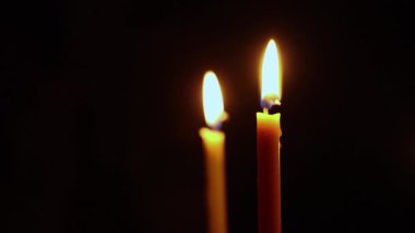 Yanan mum alevleri karanlıkta parlıyor, sıcaklığı, umudu ve anıları simgeliyor. Maneviyat, meditasyon ya da sakin atmosfer kavramları için mükemmel.