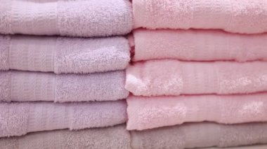 Alışveriş merkezindeki raflara düzgünce istiflenmiş havlular, sıcak ve rahat bir doku, temiz ve düzenli görünüş, ev ürünü veya perakende tanıtımı için mükemmel, yakın çekim