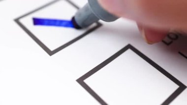 Hatayı, reddedilmeyi, hatayı ve onaylanmamayı simgeleyen kağıda çapraz iz çizildi