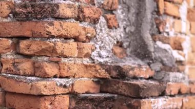 Kaba dokusu, çatlakları, antika kahverengi tuğla duvarı ve doğal yıpranmış tonlarıyla eski bir tuğla duvar. Arkaplan, tasarım elementleri veya klasik atmosfer görüntüleri için ideal