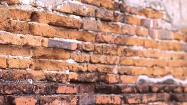 Kaba dokusu, çatlakları, antika kahverengi tuğla duvarı ve doğal yıpranmış tonlarıyla eski bir tuğla duvar. Arkaplan, tasarım elementleri veya klasik atmosfer görüntüleri için ideal