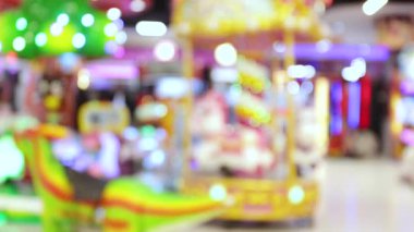 Bulanık renkli oyun alanı, canlı bulanık ışıklar ve alışveriş merkezinde neşeli bir ortam, kapalı alan, oyun alanı, çocuk oyun parkı, canlı ve enerjik bir eğlence ortamı yaratıyor.