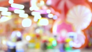 Bulanık renkli oyun alanı, canlı bulanık ışıklar ve alışveriş merkezinde neşeli bir ortam, kapalı alan, oyun alanı, çocuk oyun parkı, canlı ve enerjik bir eğlence ortamı yaratıyor.