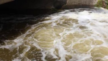 Köpüklü türbülans, kirli su, atık su, lağım suyu, sulama kanalında akan su ile beton kanal yapısında akan su.