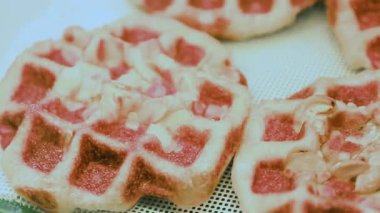 Waffle, fırında waffle, Waffle dükkanı yakın çekim, çıtır çıtır ve iştah açıcı bir dokuma. Yemek tasarımı, menüler ve fırın reklamı için mükemmel.