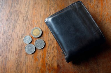 Tayland parası, ahşap masada Tayland paralı cüzdan, tahtadan masaya Tayland paralarının yanına koyulan siyah cüzdan, finans, tasarruf, bütçe yönetimi, kişisel para yönetimi, günlük harcamalar