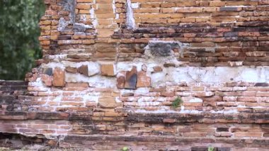 Kaba dokusu, çatlakları, antika kahverengi tuğla duvarı ve doğal yıpranmış tonlarıyla eski bir tuğla duvar. Arkaplan, tasarım elementleri veya klasik atmosfer görüntüleri için ideal